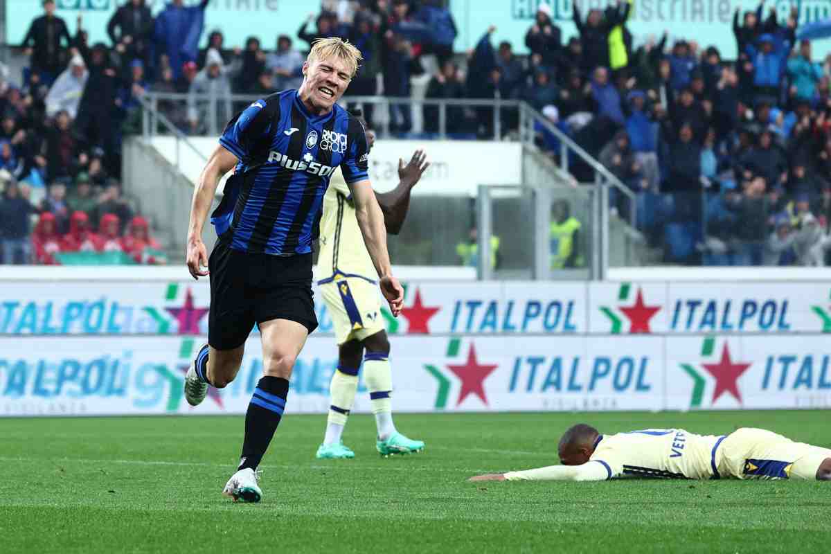 Hojlund con la maglia dell'Atalanta 