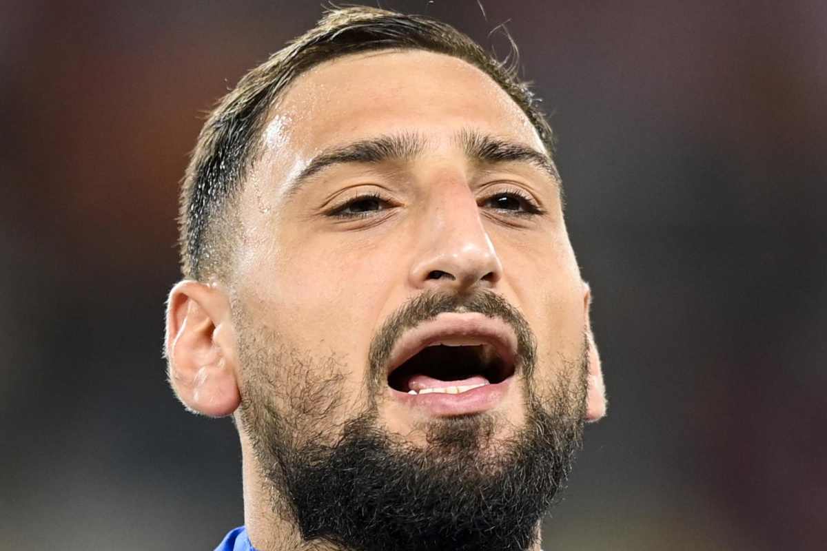 Donnarumma durante l'inno 