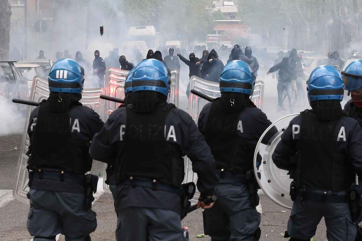 Scontri tra ultras e polizia 