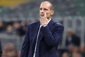 Max Allegri pensieroso a bordocampo