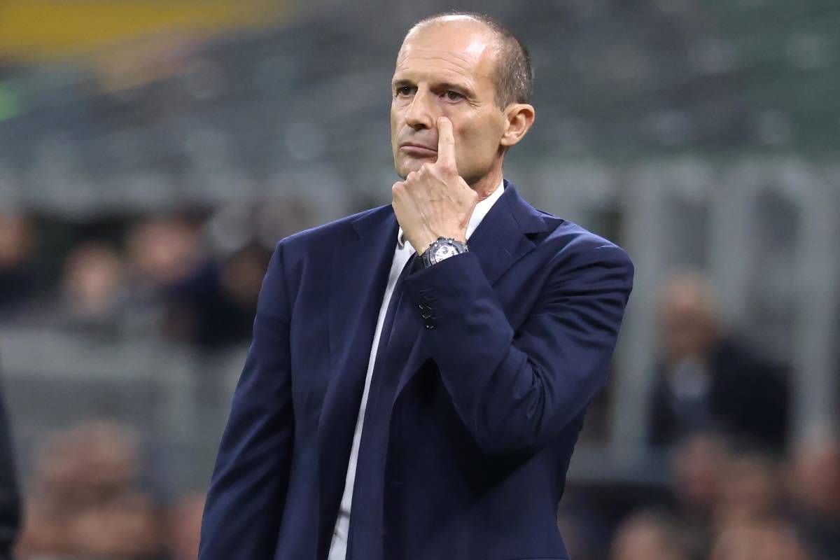 Max Allegri pensieroso a bordocampo 