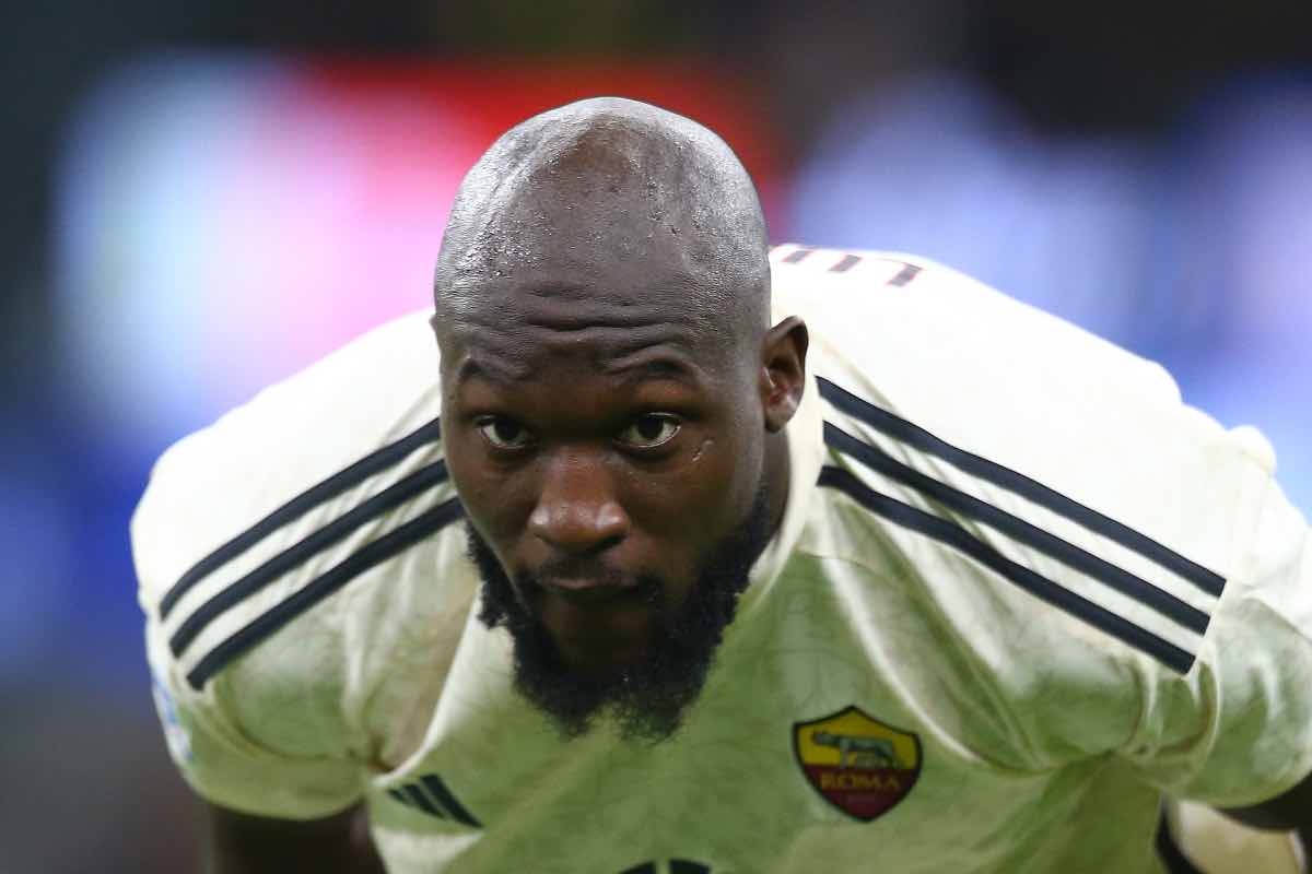 Romelu Lukaku pensieroso in campo 