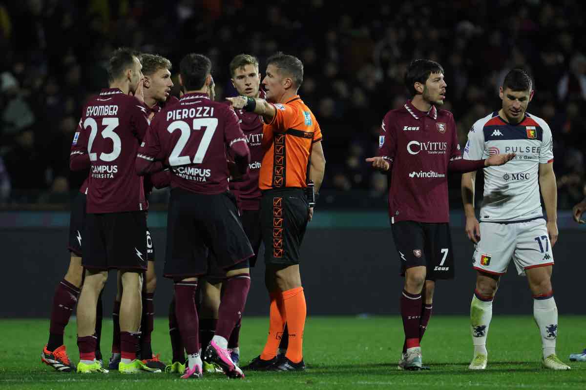 Salernitana-Genoa in campo: succede di tutto dopo il gol di Retegui