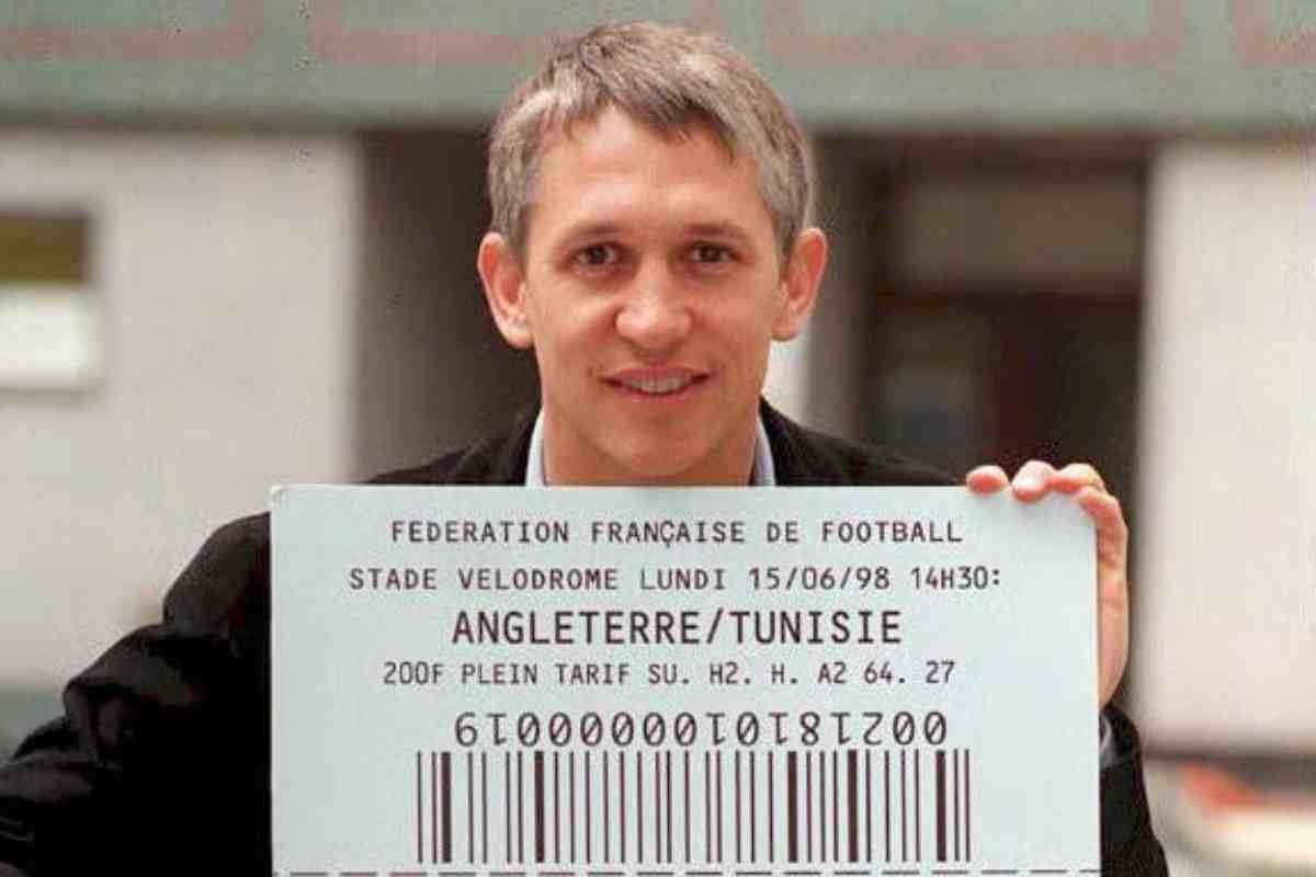 Gary Lineker sorridente nel 1998