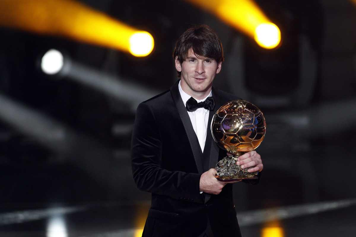 Messi mostra il Pallone d'Oro 2010 