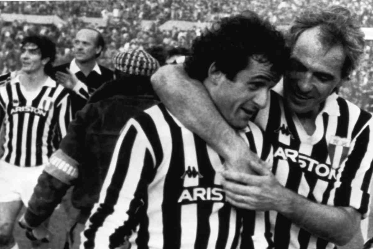 Michel Platini abbracciato da un compagno alla Juventus