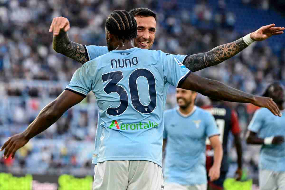 Nuno Tavares abbraccia Vecino