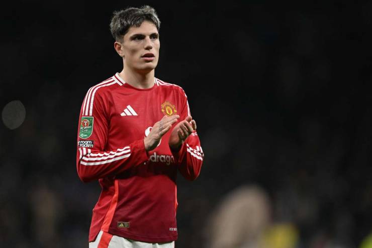 Alejandro Garnacho, talento del Manchester United, applaude il pubblico