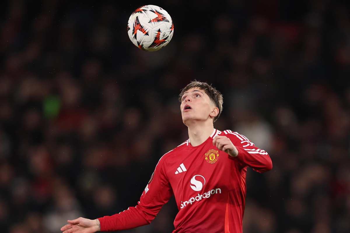 Alejandro Garnacho del Manchester United mentre colpisce il pallone di testa