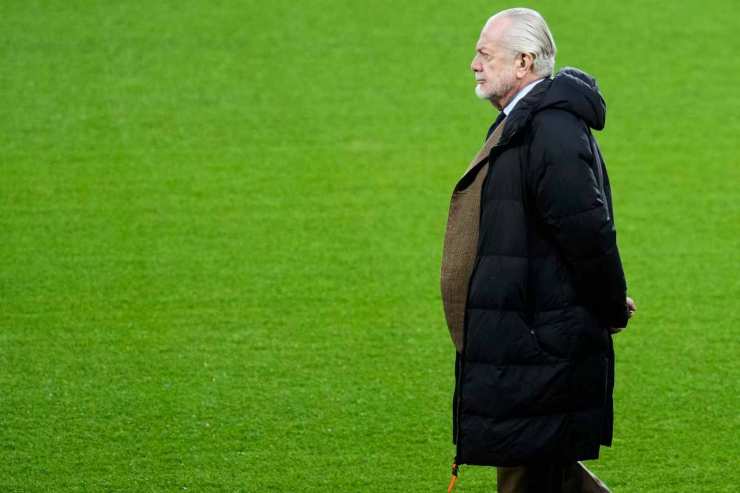 Aurelio De Laurentiis, presidente del Napoli, mentre scruta l'orizzonte sul campo di calcio