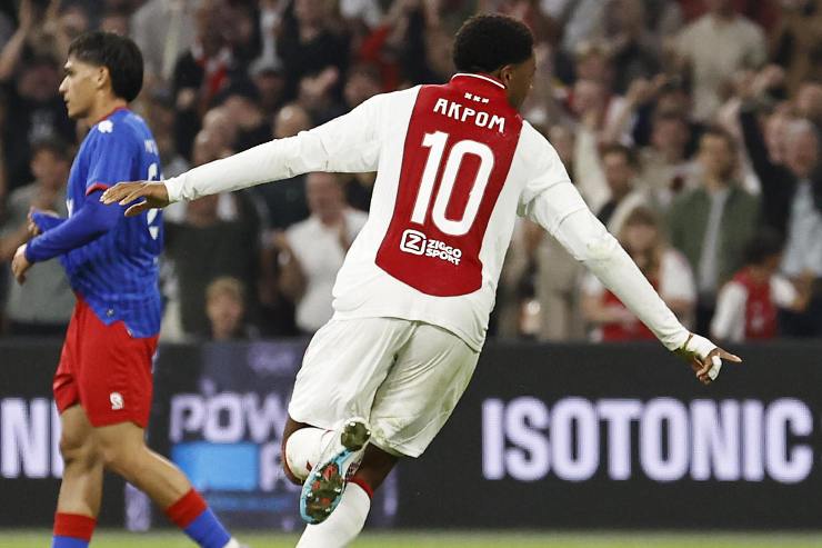 Chuba Akpom esulta con la braccia larghe
