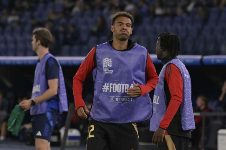 Cyril Ngonge, attaccante del Napoli, mentre si scalda dalla panchina triste
