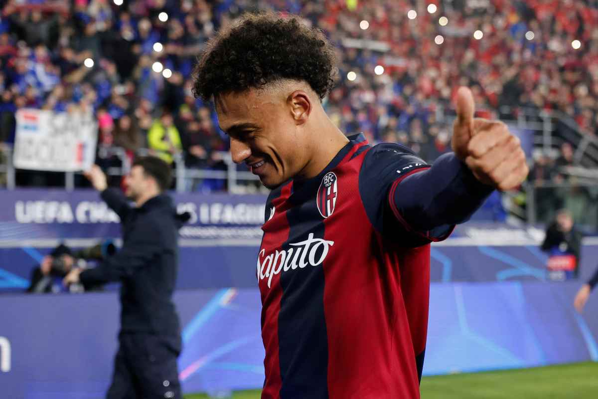 Dan Ndoye, esterno del Bologna, esulta dopo un gol