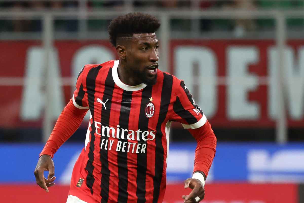 Emerson Royal terzino del Milan mentre corre sulla fascia