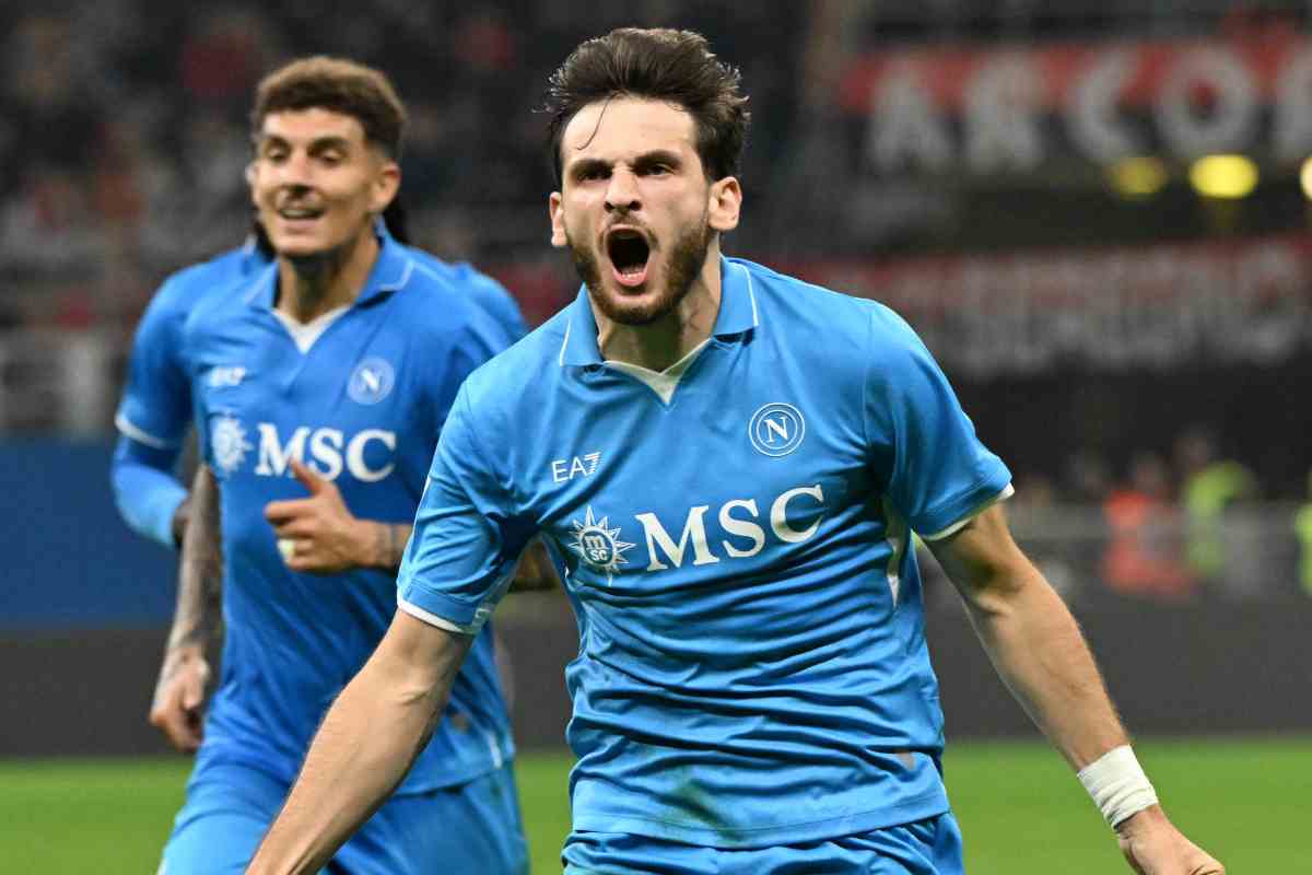 Kvicha Kvaratskhelia attaccante del Napoli mentre esulta dopo un gol