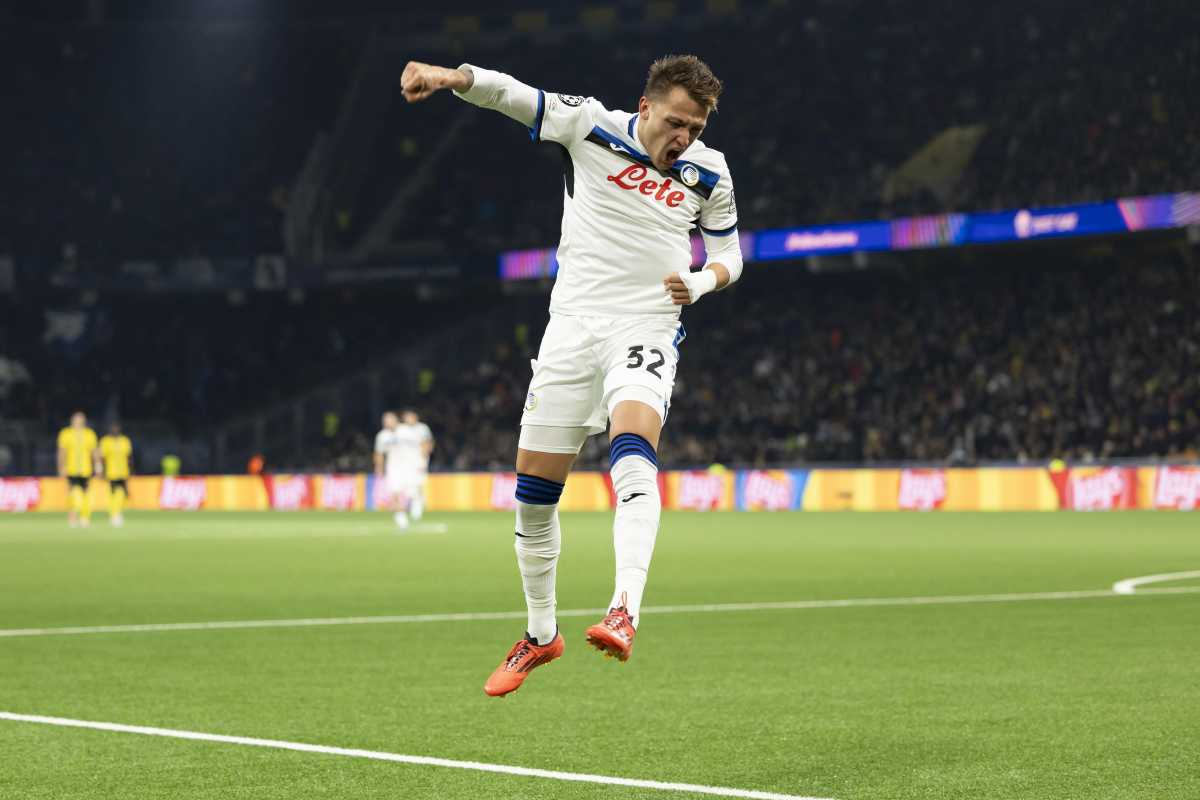 Mateo Retegui dell'Atalanta mentre esulta dopo un gol