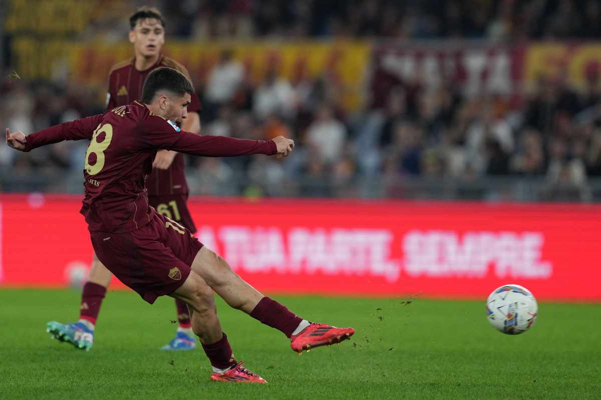 Matias Soule, attaccante argentino della Roma, che tira in porta