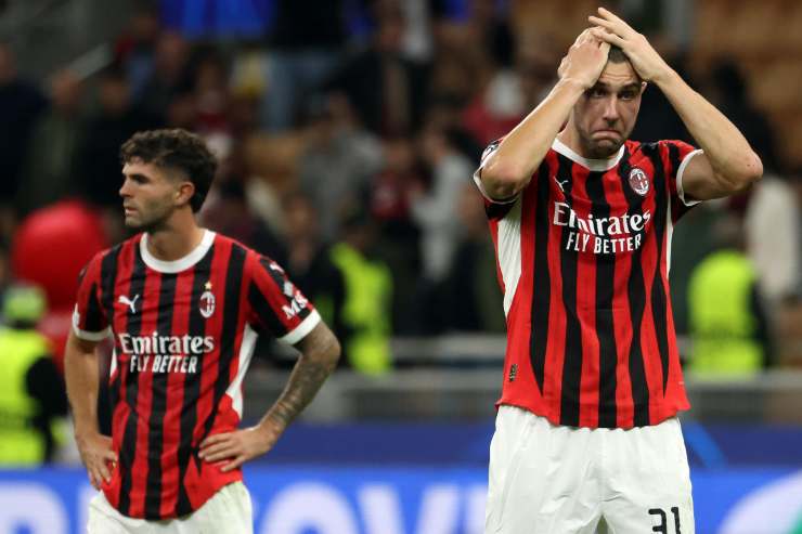 Strahinja Pavlovic, difensore del Milan, con le mani nei capelli