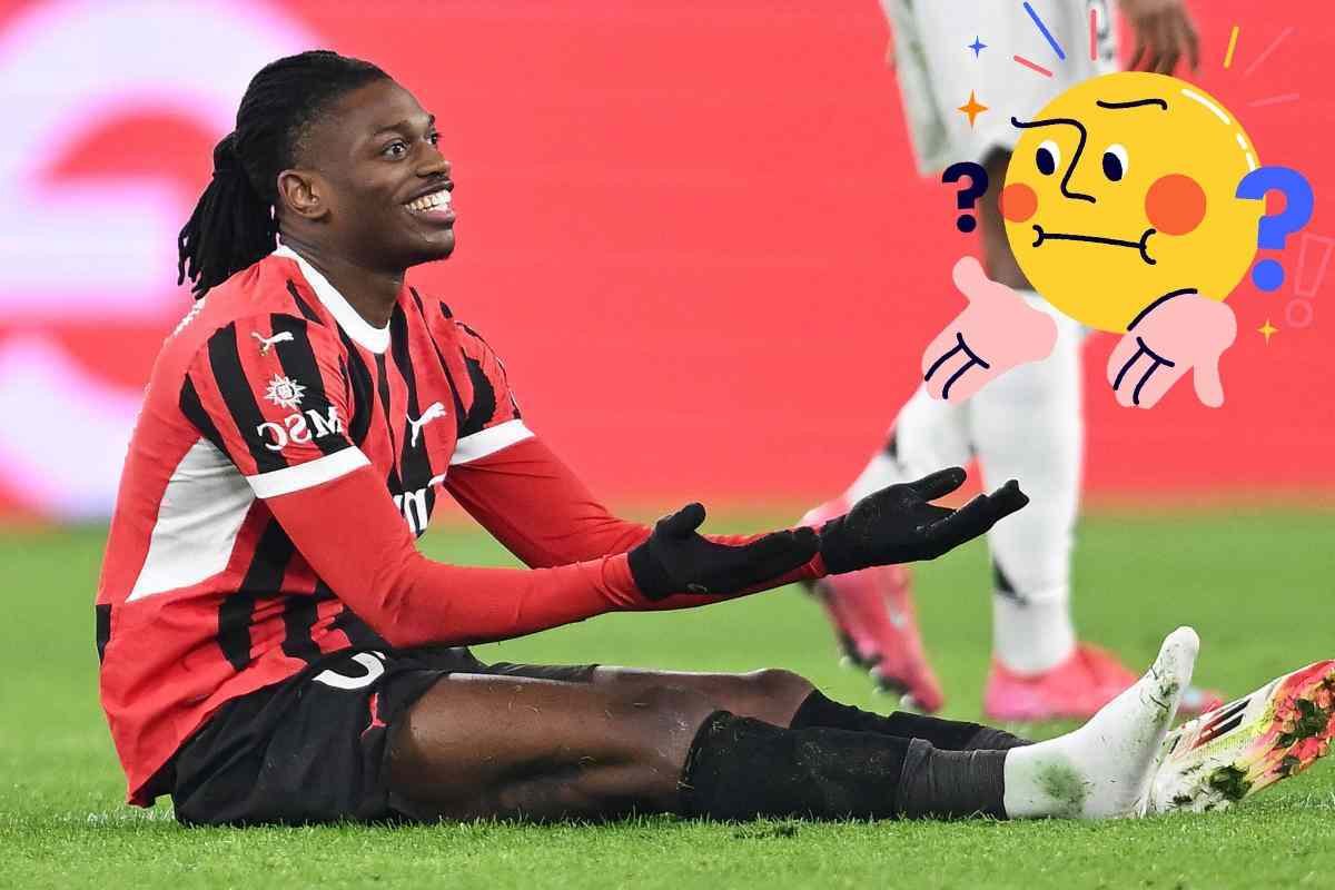 Rafael Leao del Milan a terra mentre sorride 