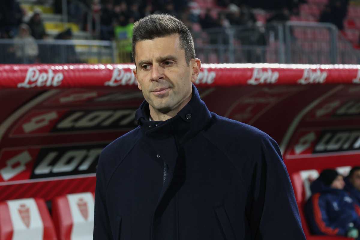 Thiago Motta, allenatore della Juventus, con un'espressione perplessa