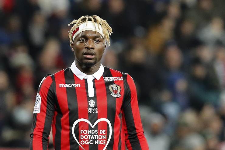 Allan Saint-Maximin primo piano con la maglia del Nizza
