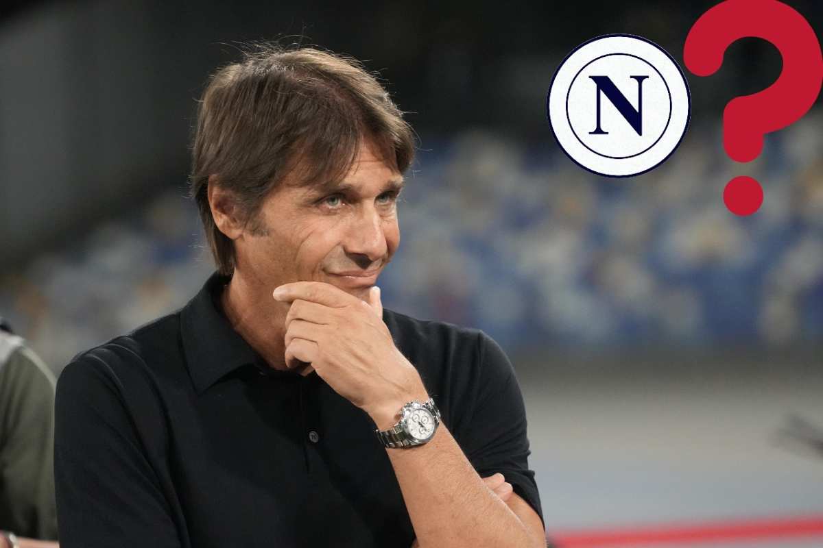 Antonio Conte pensieroso con uno scudetto del Napoli e un punto interrogativo