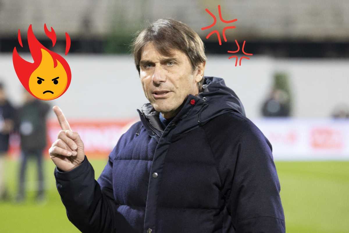 Antonio Conte, allenatore del Napoli, visibilmente arrabbiato