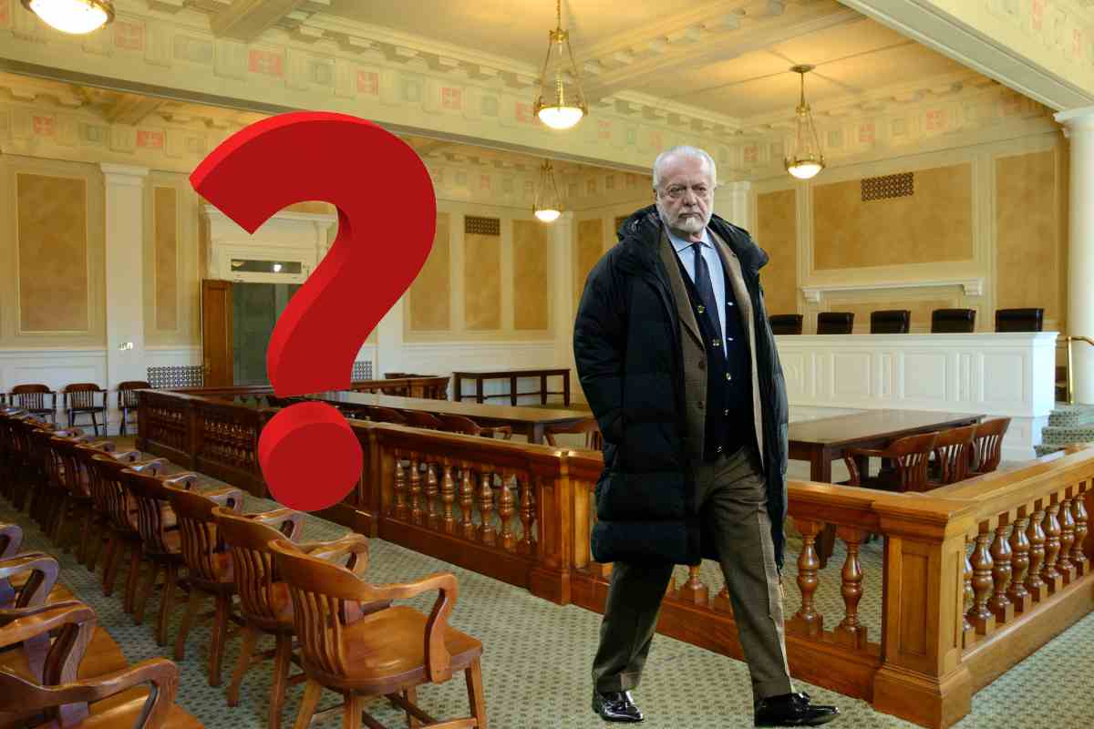 Aurelio De Laurentiis passeggia in un'aula di tribunale