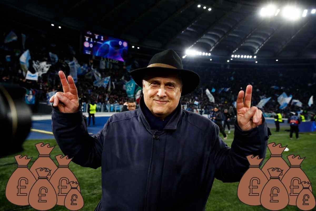 Claudio Lotito, presidente della Lazio, circondato da sacchi di sterline