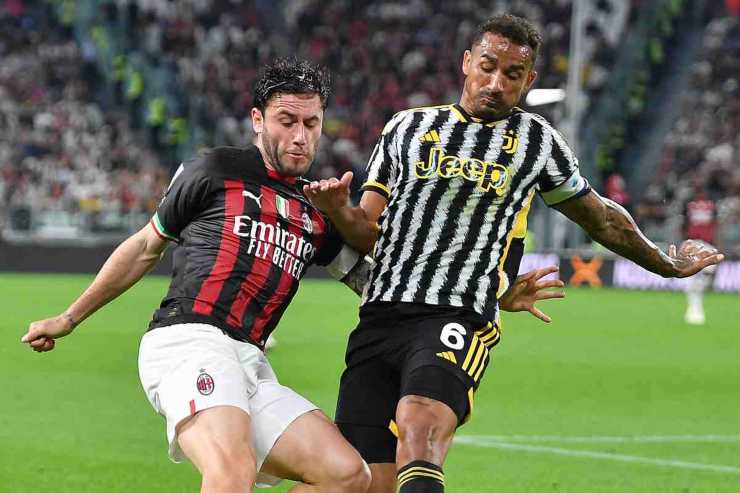 Danilo, ex capitano della Juventus, mentre affronta Calabria, ex capitano del Milan
