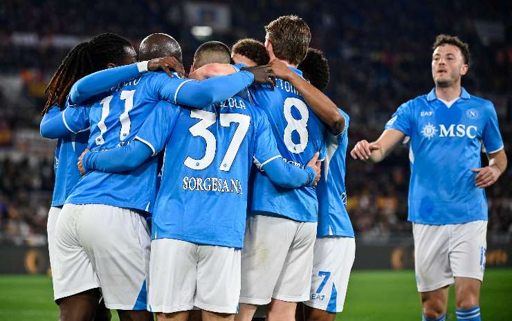I calciatori del Napoli esultano dopo il gol di Spinazzola