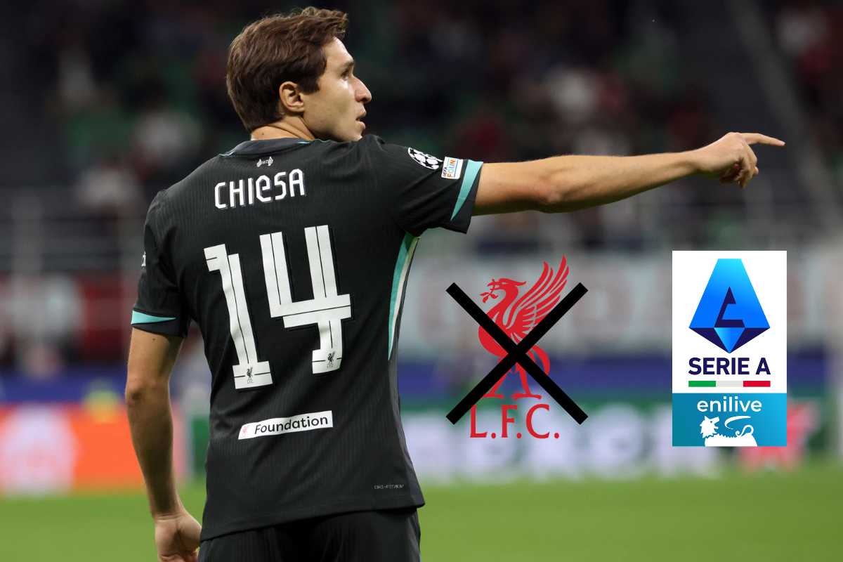 Federico Chiesa indica alla sua destra