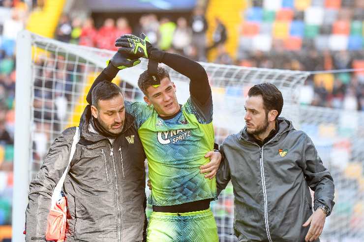 Filip Stankovic infortunato esce dal campo aiutato dai medici del Venezia