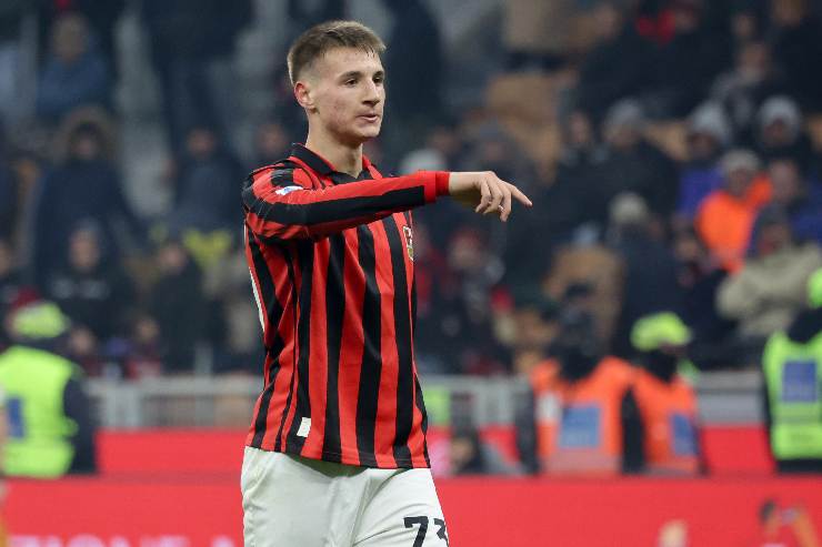 Francesco Camarda indica con il braccio destro