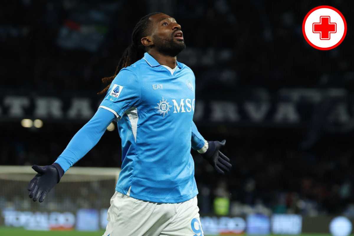 Frank Zambo Anguissa del Napoli e una croce rossa