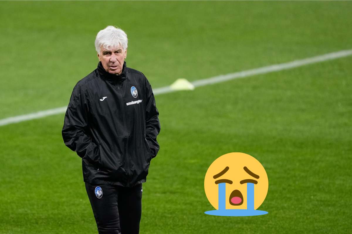 Gian Piero Gasperini passeggia in campo con la tuta dell'Atalanta