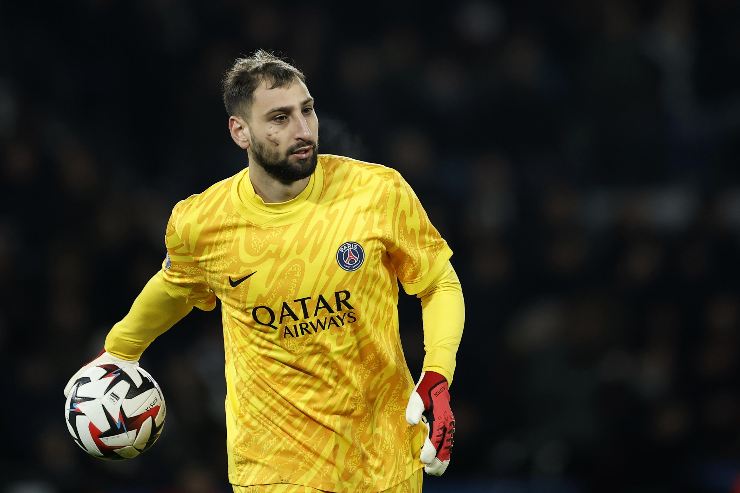 Gianluigi Donnarumma pronto a rinviare il pallone 