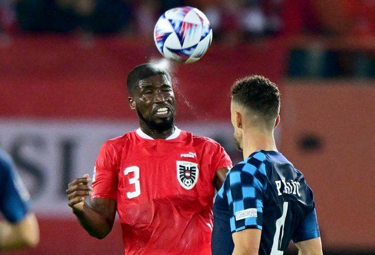 Kevin Danso colpo di testa in azione con la maglia dell'Austria