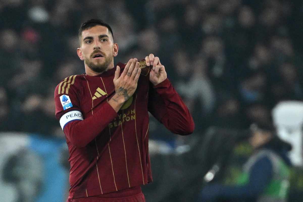 Lorenzo Pellegrini esulta indicando lo scudetto della Roma