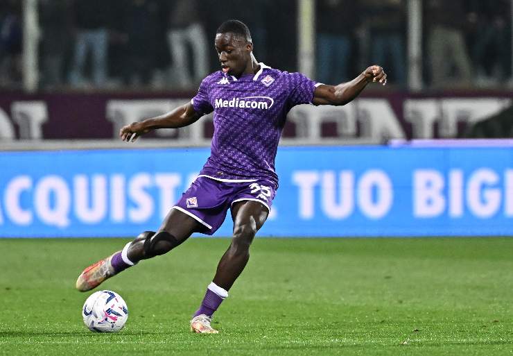 Michael Kayode calcia il pallone con la maglia della Fiorentina