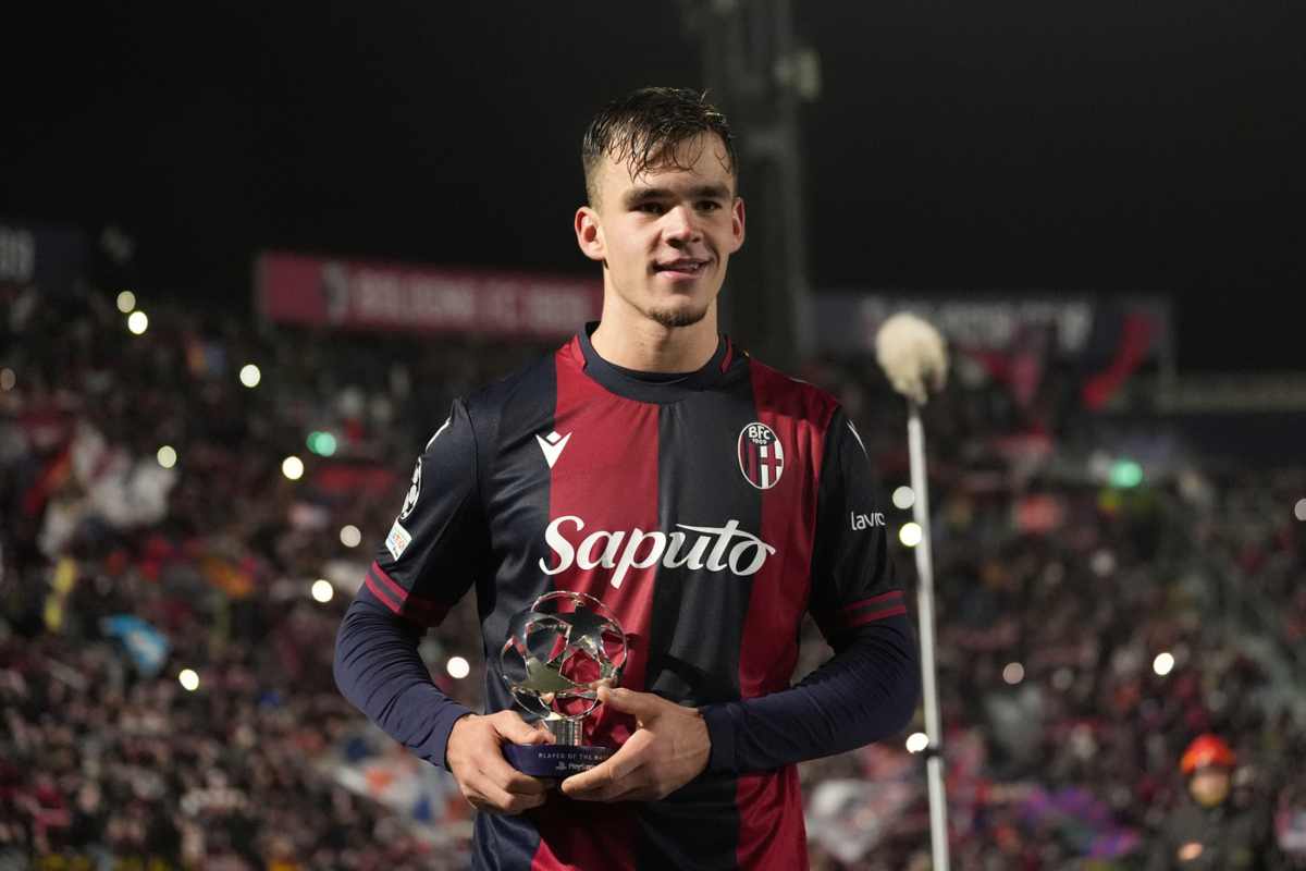 Thijs Dallinga, attaccante del Bologna, mentre ritira il premio di MVP di Bologna-Borussia Dortmund