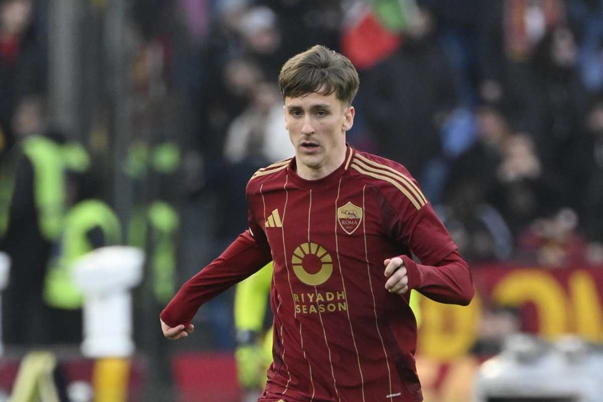 Alexis Saelemaekers corre sulla fascia