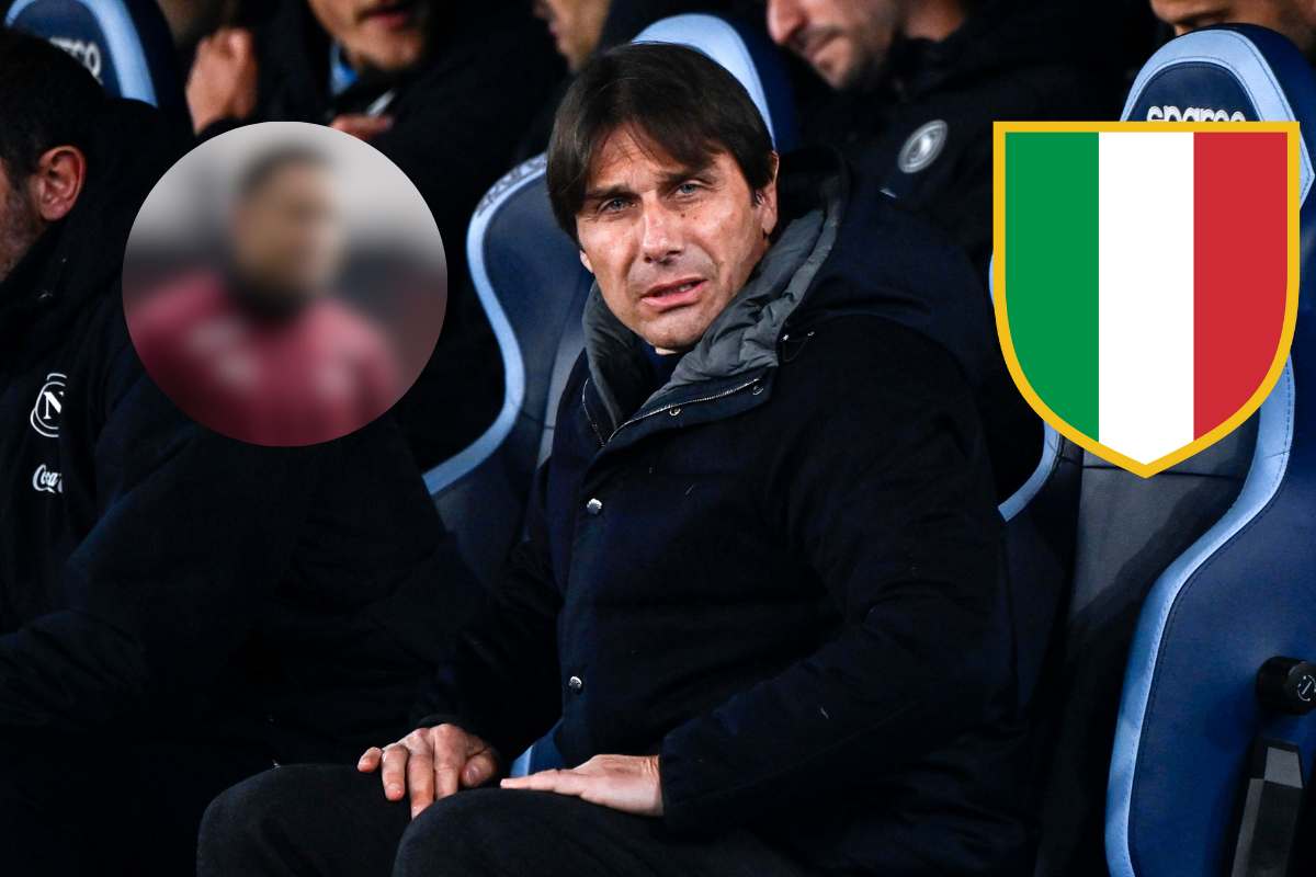 Antonio Conte seduto in panchina guarda