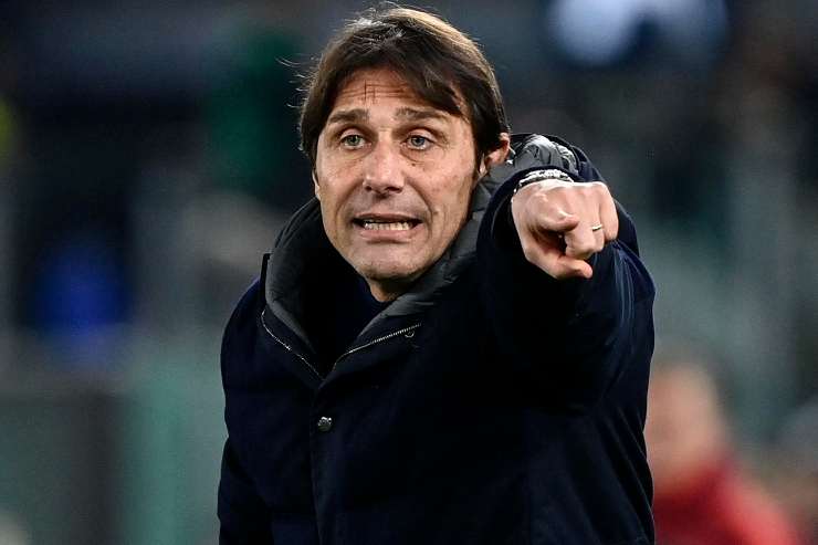 Antonio Conte indica davanti a sé