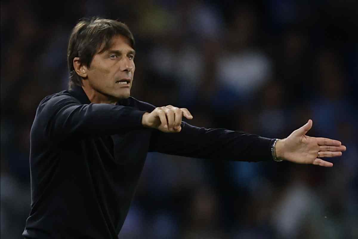 Antonio Conte dà indicazioni ai calciatori del Napoli