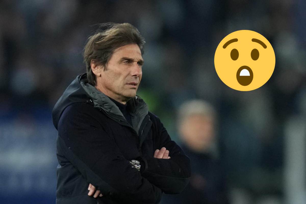 Antonio Conte serio in campo durante la partita del Napoli
