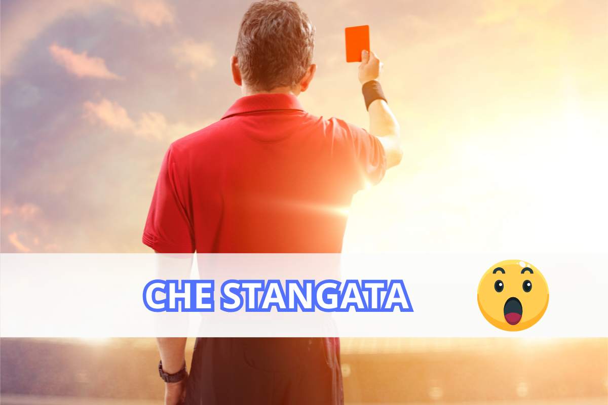 Arbitro estrae cartellino rosso