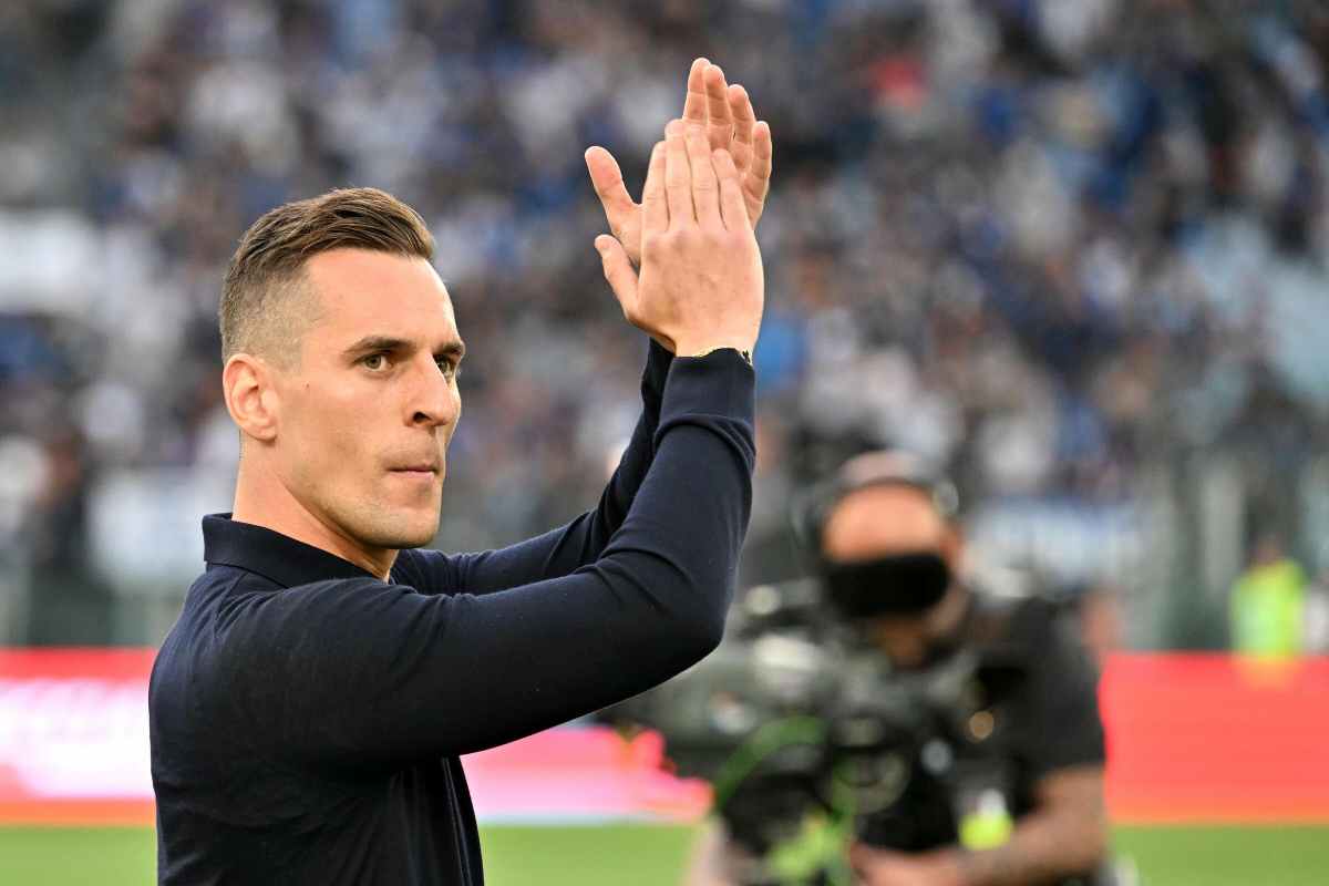Arkadiusz Milik applaude i tifosi della Juventus