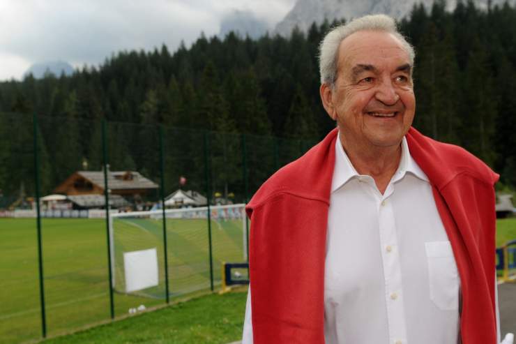 Bruno Pizzul davanti a un campetto di calcio