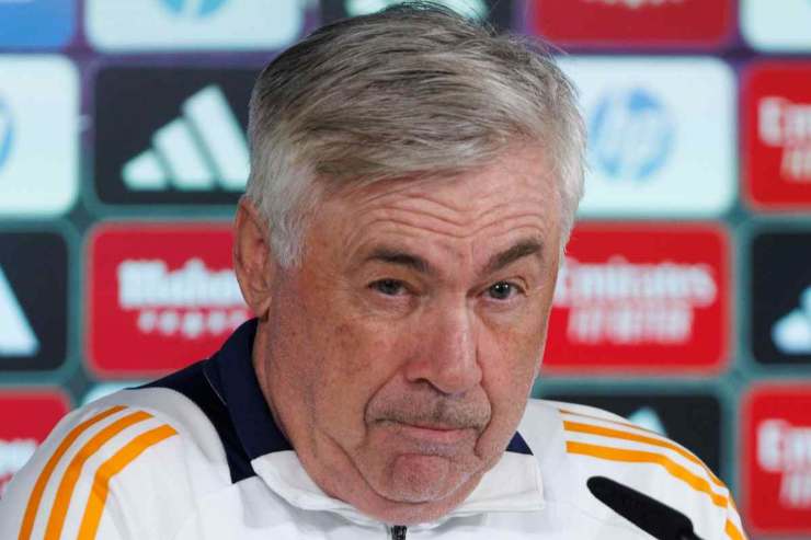 Carlo Ancelotti in conferenza stampa con un'espressione corrucciata